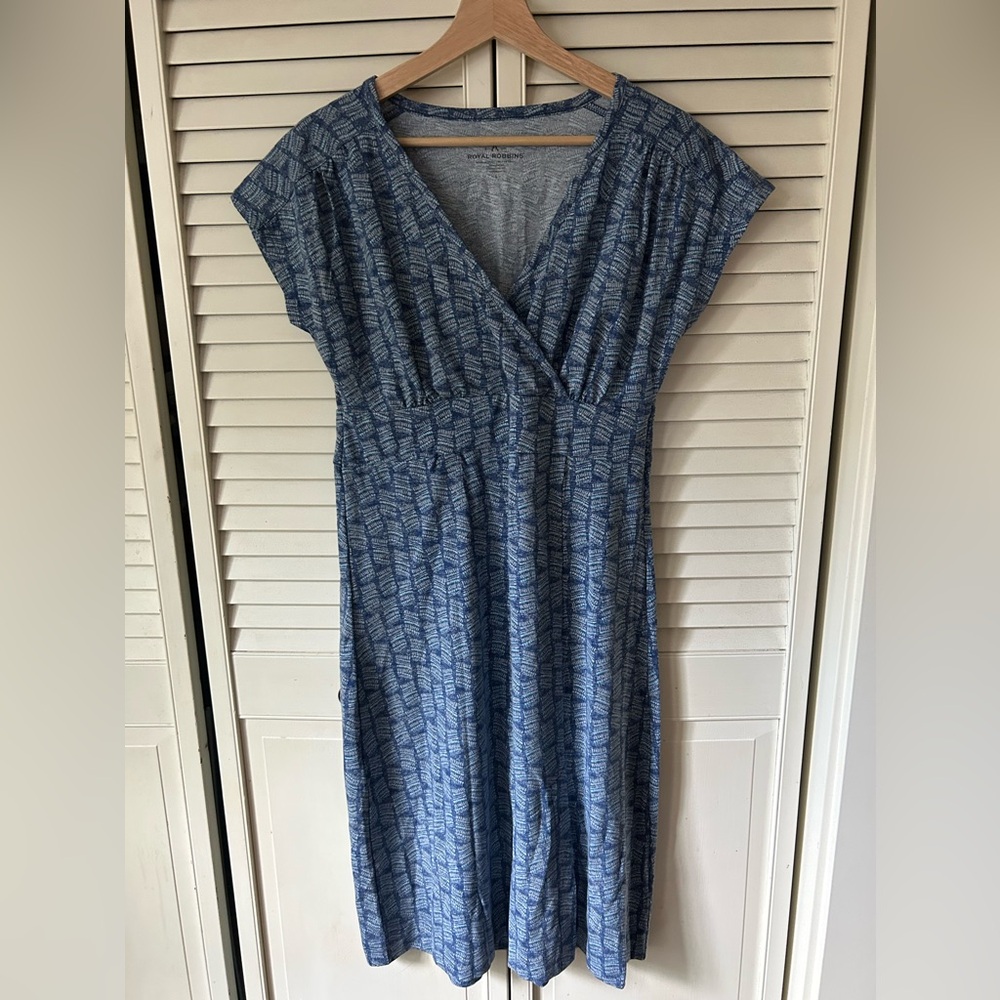 Royal Robbins active dress in blue pattern, size small.
Like new!